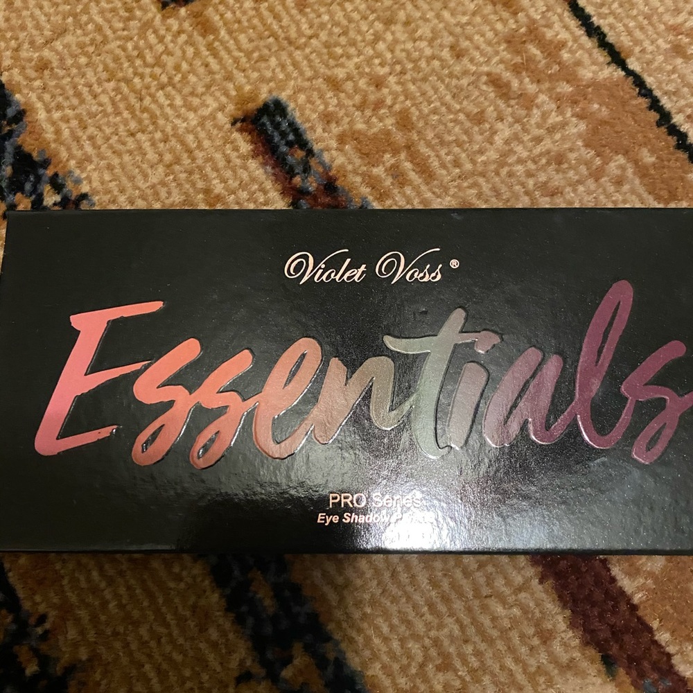 Violet Voss Essentials Palette